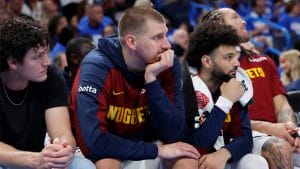 Nikola Jokic en el banquillo de los Nuggets