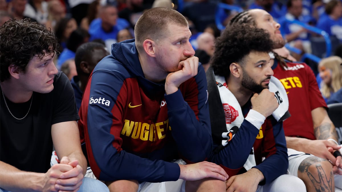 Nikola Jokic en el banquillo de los Nuggets