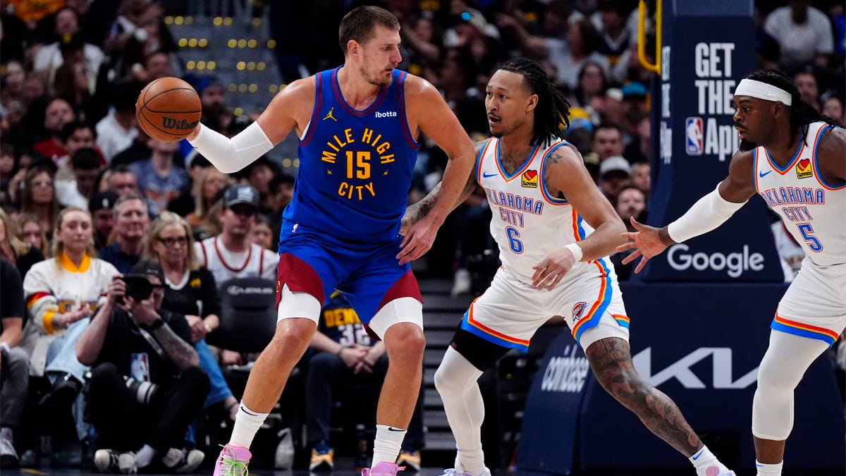 Nikola Jokic organiza el ataque de los Nuggets