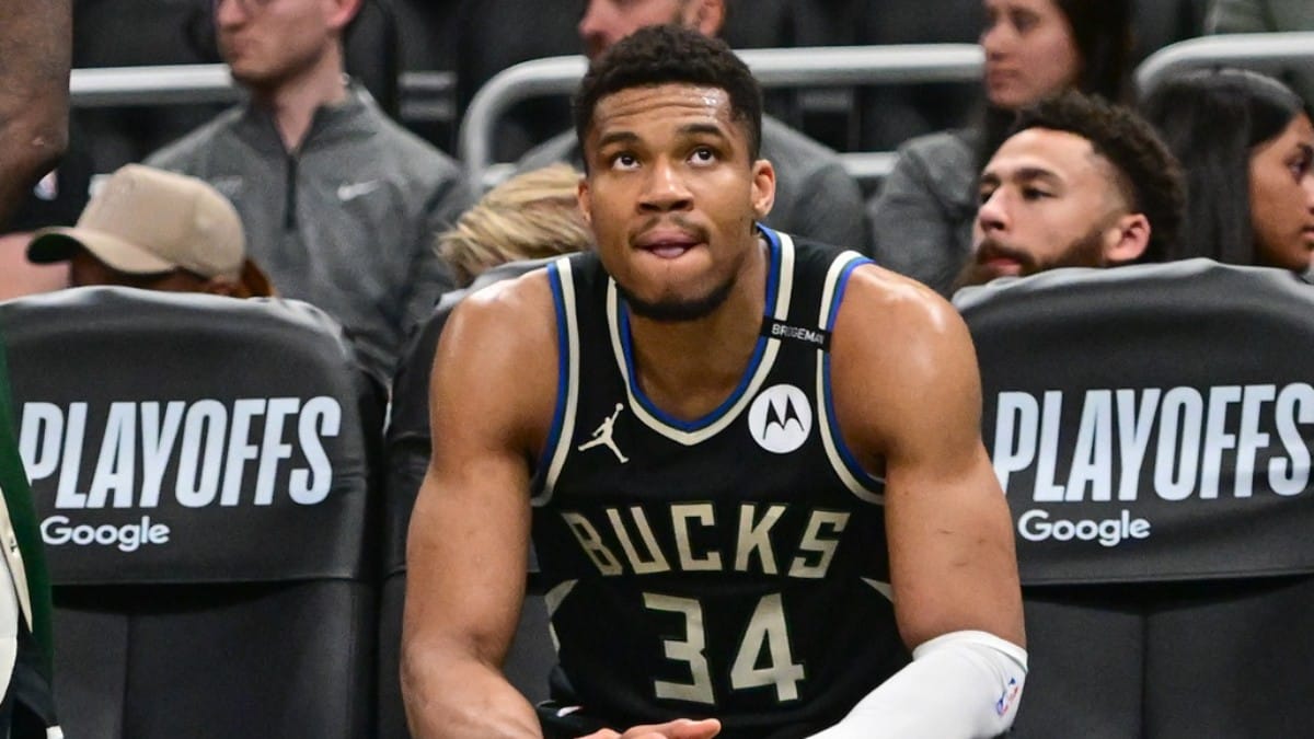 Giannis Antetokounmpo, reflexivo en el banquillo durante un partido de playoffs.