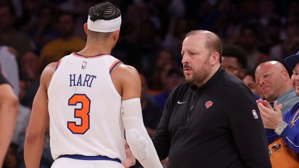 Tom Thibodeau, en el banquillo de los Knicks junto a Josh Hart.