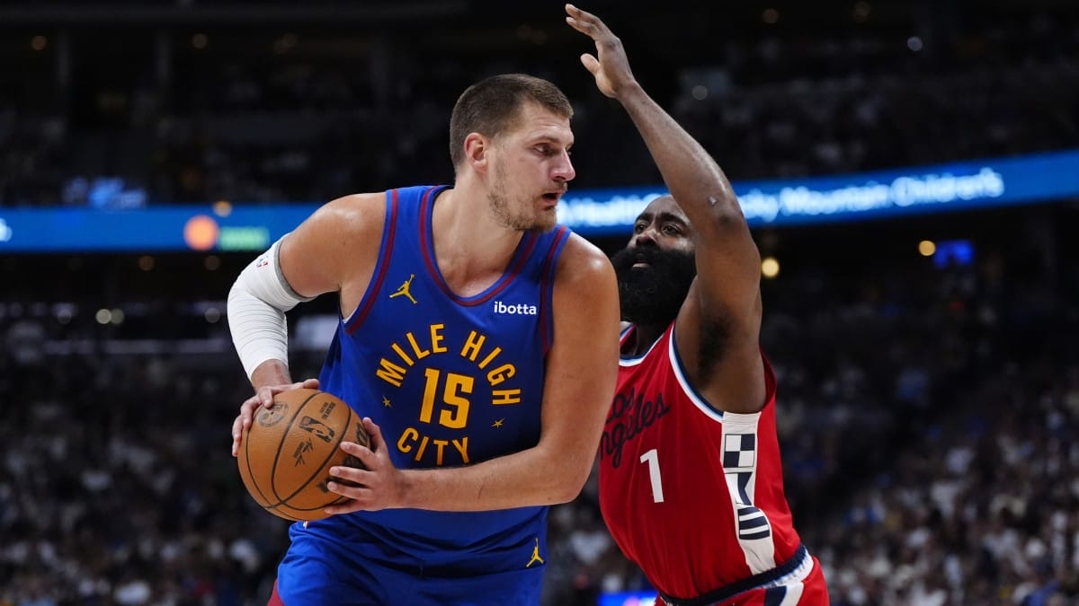 Nikola Jokic dirige un ataque de Denver ante la oposición de James Harden.