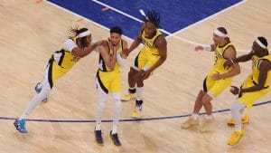 Los Pacers celebran la canasta que mandó el partido a la prórroga