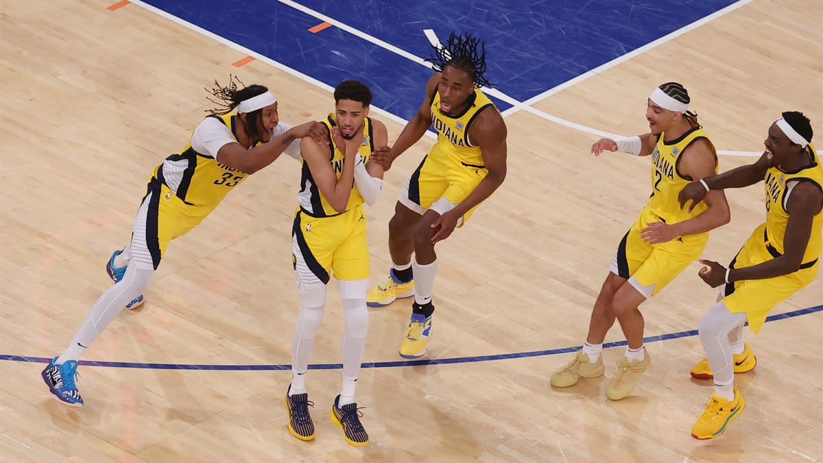Los Pacers celebran la canasta que mandó el partido a la prórroga