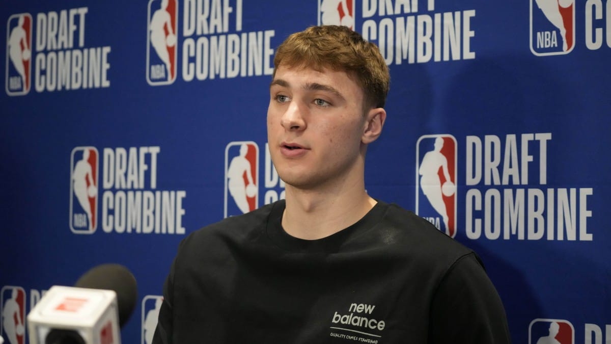 Cooper Flagg, atendiendo a los medios en el NBA Draft Combine.