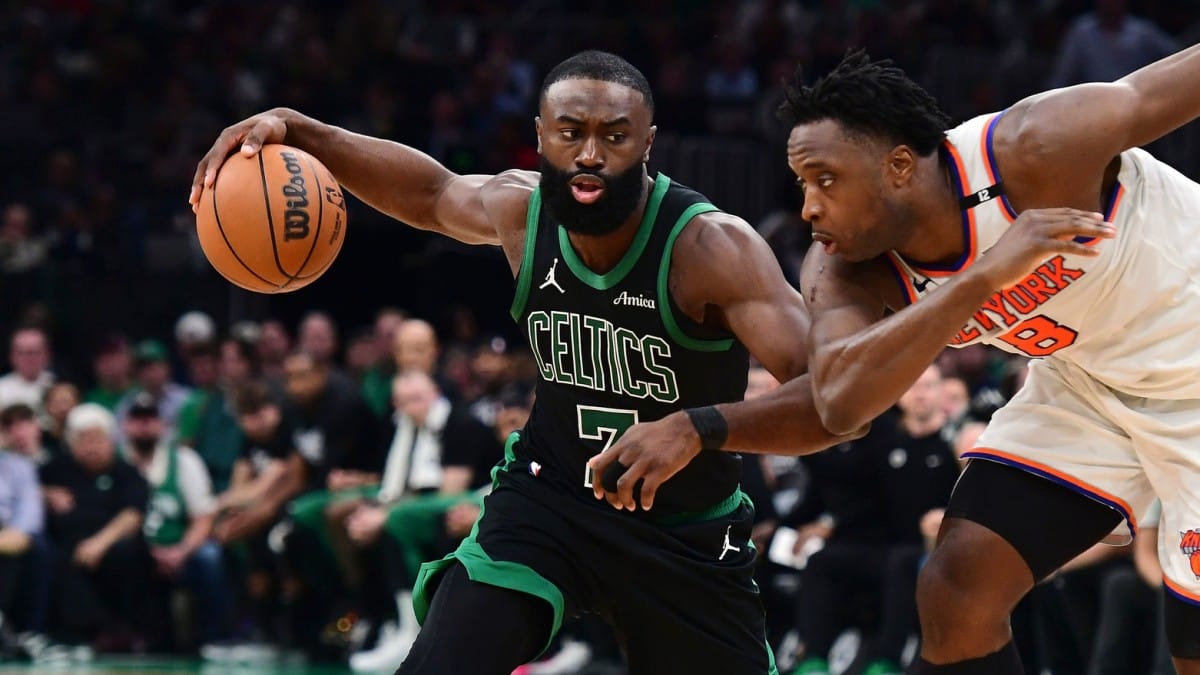 Jaylen Brown avanza ante la oposición de OG Anunoby.