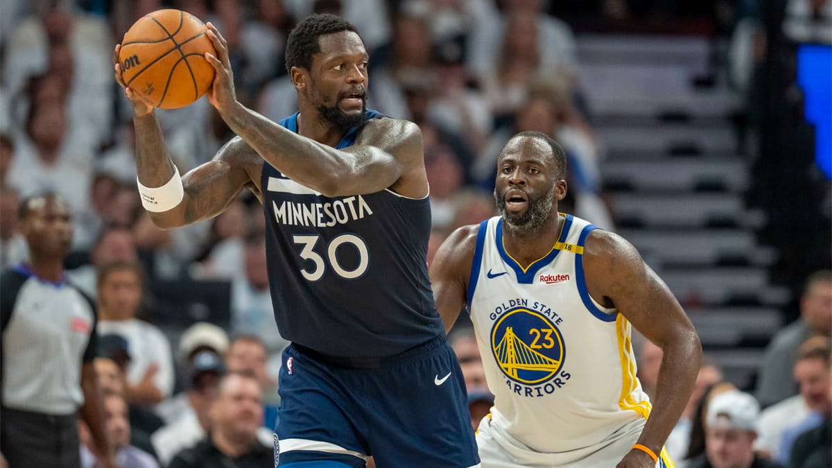 Julius Randle ataca ante Draymond Green