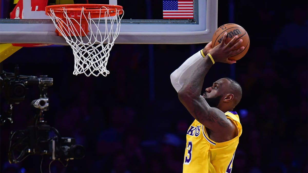 LeBron James finaliza un mate
