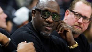 Bobby Jackson, durante un partido como asistente en la NBA.