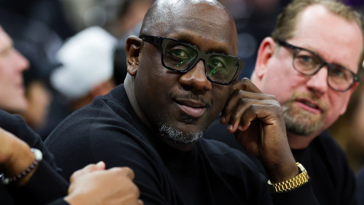 Bobby Jackson, durante un partido como asistente en la NBA.