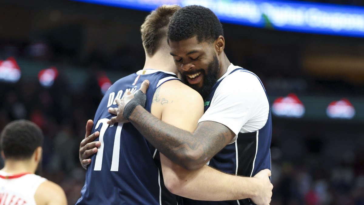 Naji Marshall abraza a Luka Doncic durante un partido de Dallas Mavericks.