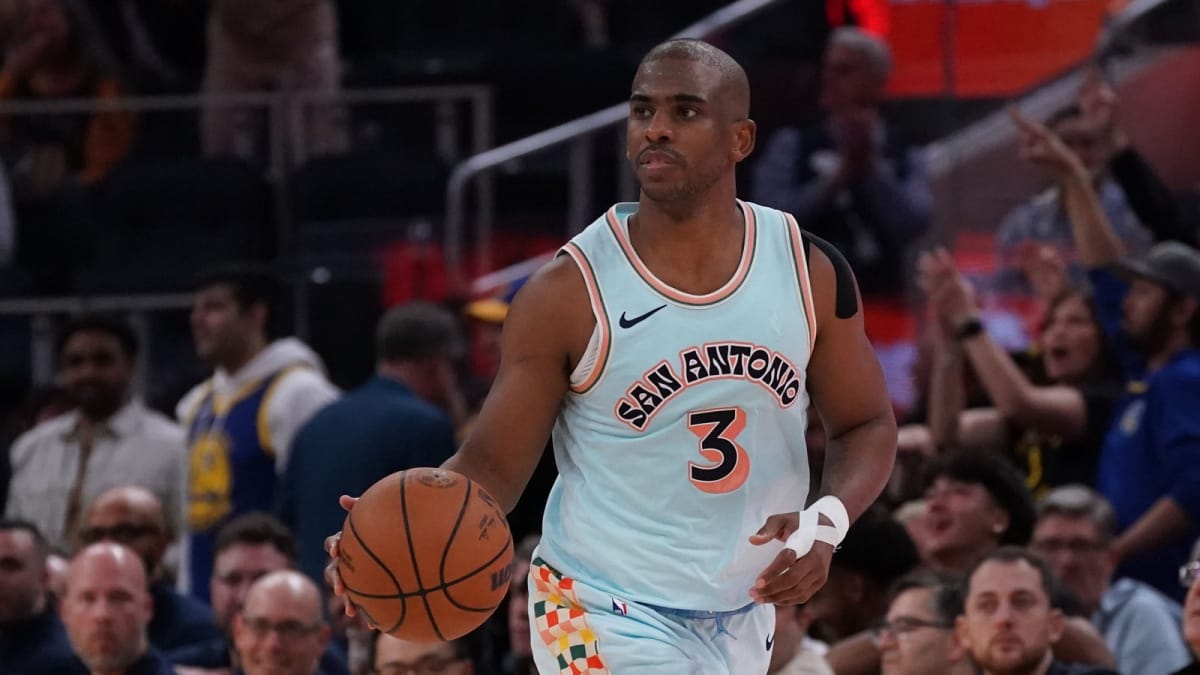 Chris Paul, disputando un partido con los San Antonio Spurs.
