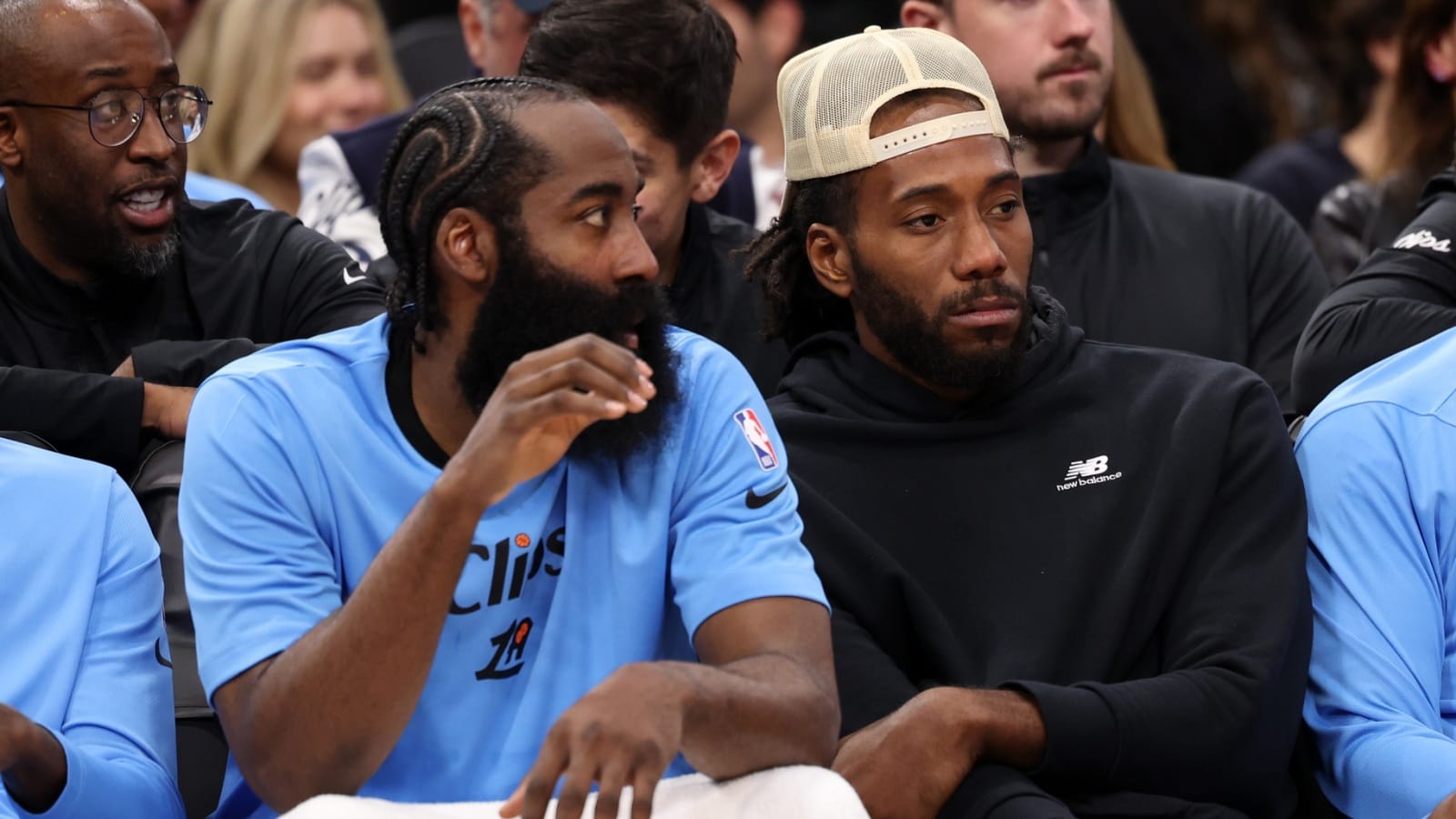 James Harden y Kawhi Leonard, juntos en el banquillo de Clippers.