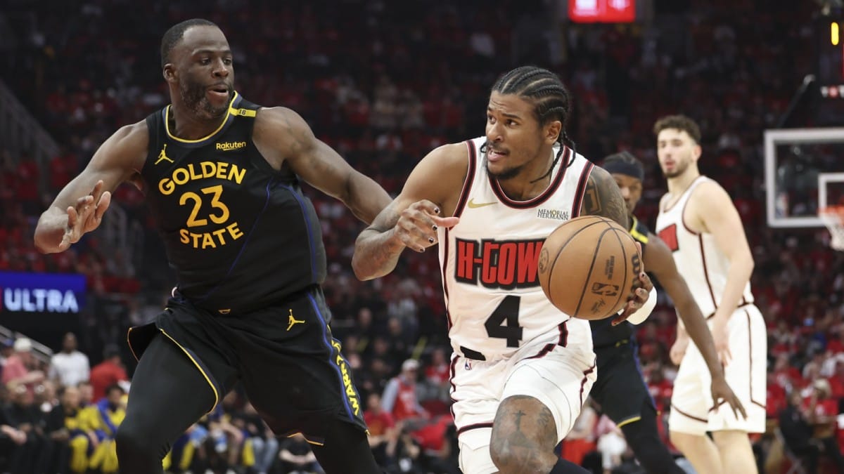 Jalen Green intenta superar a Draymond Green en un partido de playoffs.