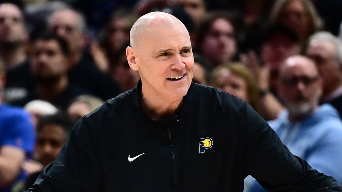 Rick Carlisle sonríe durante un partido contra Cleveland Cavaliers.