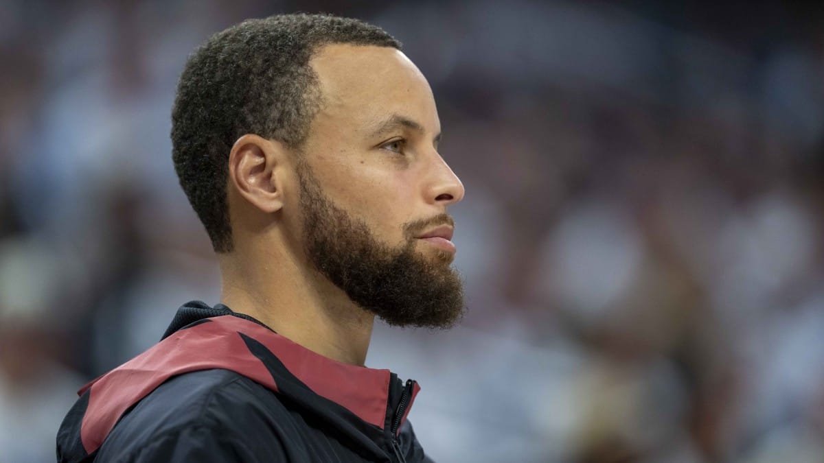 Stephen Curry, observando un partido de los Warriors desde la banda.
