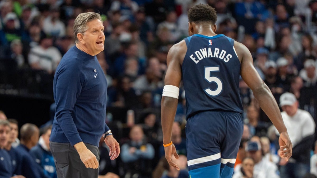 Anthony Edwards, durante un partido junto a su entrenador, Chris Finch.