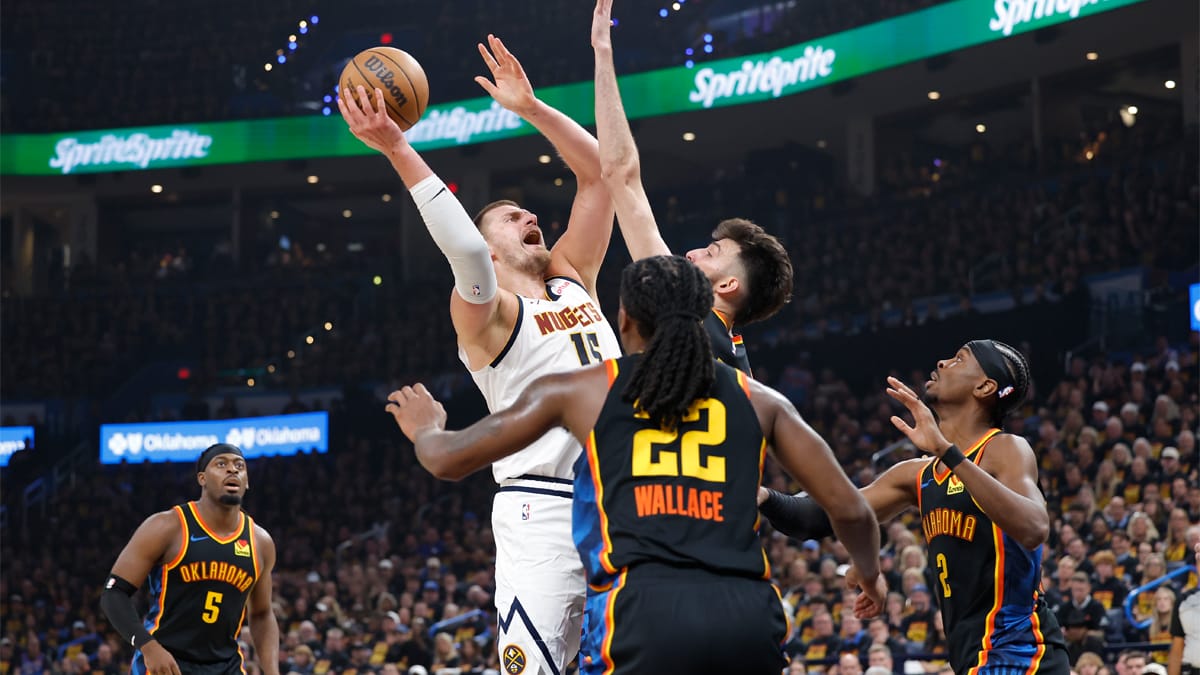 Nikola Jokic lanza sobre la defensa de los Thunder