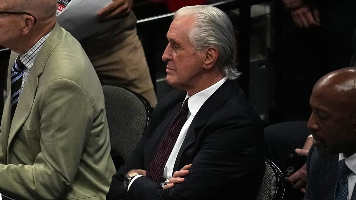 Pat Riley asiste a un partido de los Miami Heat