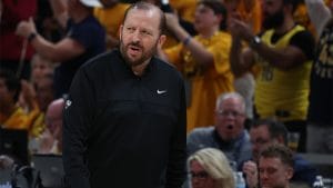 Tom Thibodeau durante el Game 3 entre Knicks y Pacers