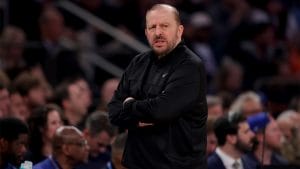 Tom Thibodeau dirige un partido de los Knicks