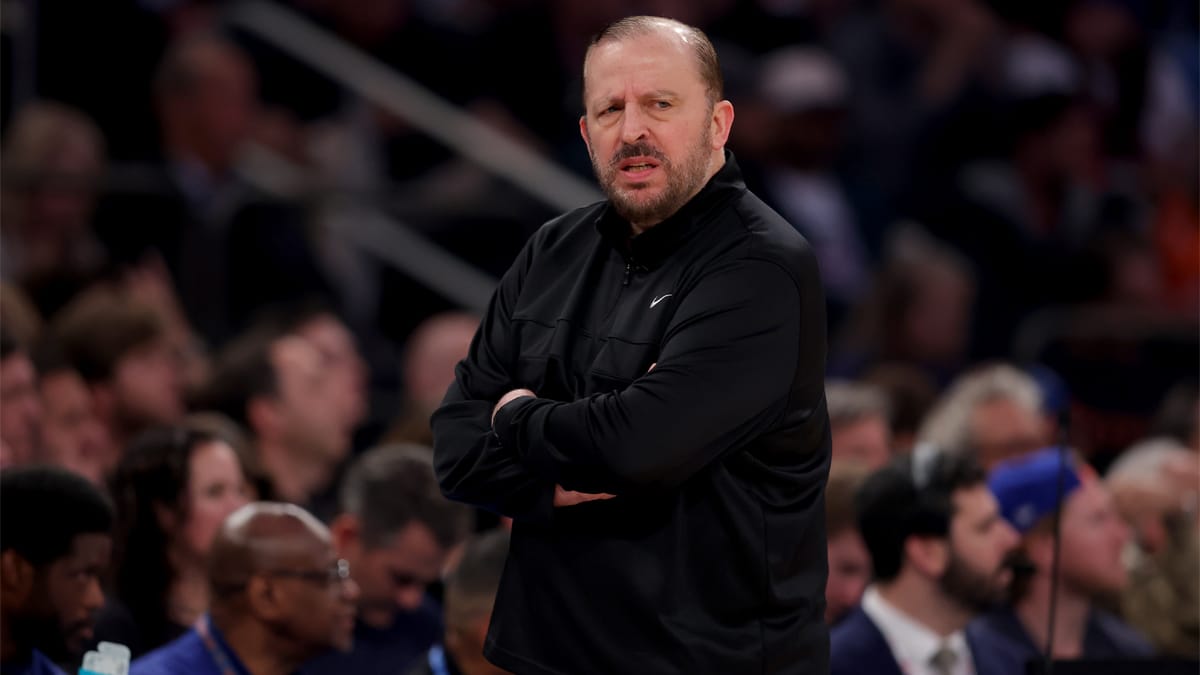 Tom Thibodeau dirige un partido de los Knicks