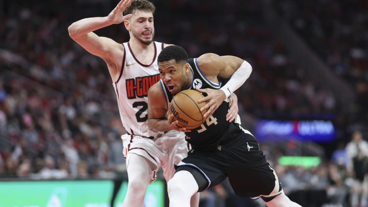 Giannis Antetokounmpo ataca la canasta ante la oposición de Alperen Sengun.
