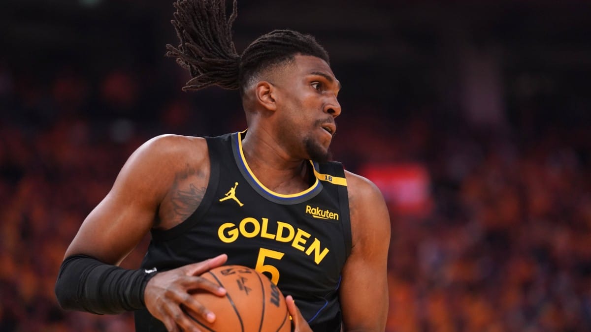 Kevon Looney, disputando un partido de playoffs con los Warriors.