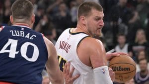 Nikola Jokic, intentando anotar ante la defensa de Ivica Zubac.