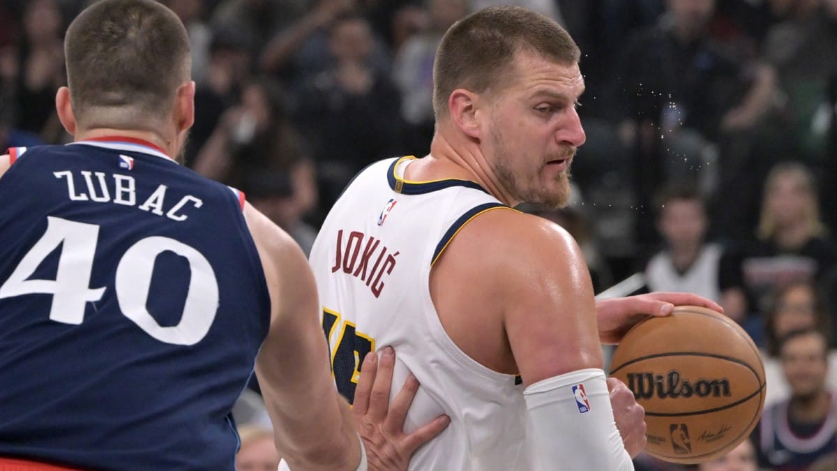 Nikola Jokic, intentando anotar ante la defensa de Ivica Zubac.