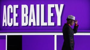 Ace Bailey después de ser elegido por los Utah Jazz.