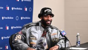 Andre Drummond en rueda de prensa con los Philadelphia Sixers.