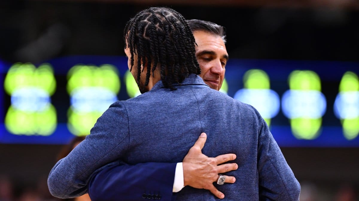 Jay Wright y Jalen Brunson se funden en un abrazo.