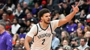 Cam Johnson celebra un triple.