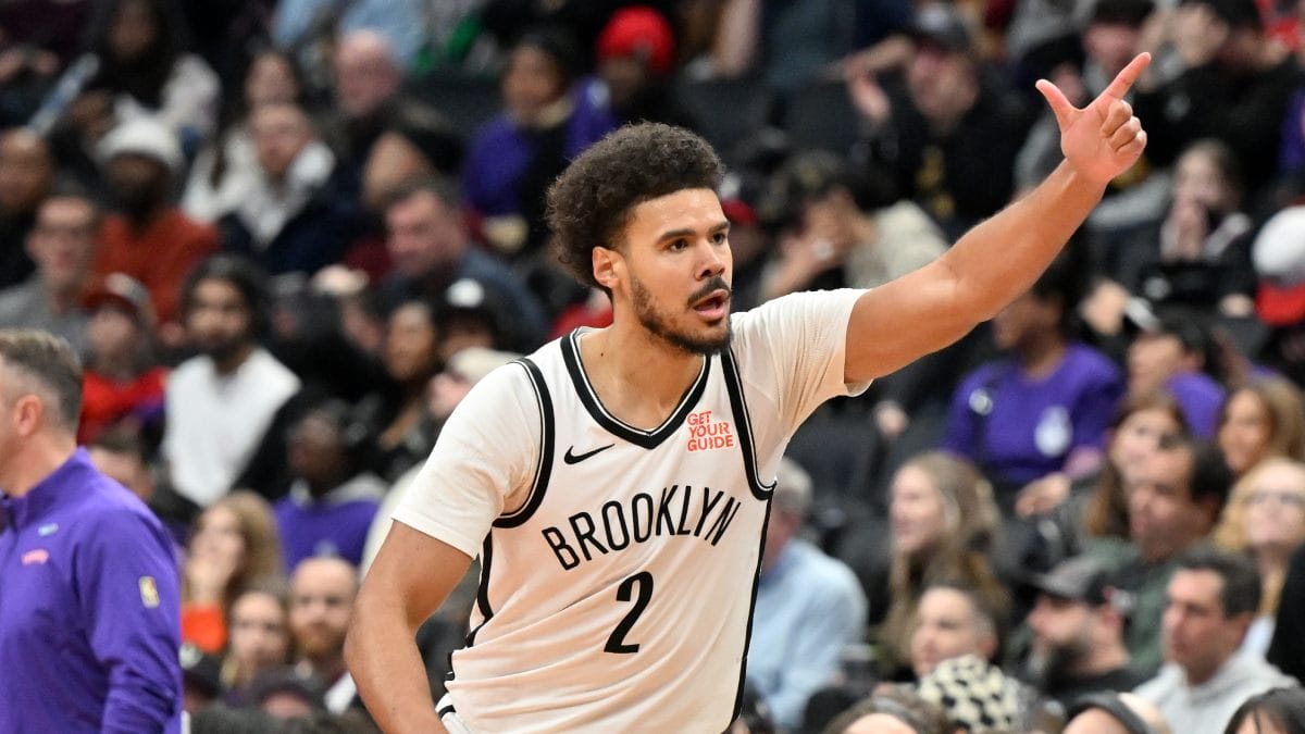 Cam Johnson celebra un triple.