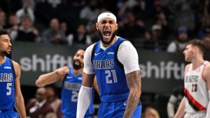 Daniel Gafford celebra una acción con los Dallas Mavericks.