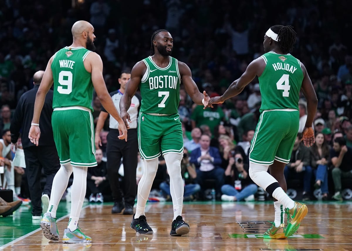 White, Brown y Holiday, jugadores de los Boston Celtics