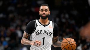 D'Angelo Russell maneja el balón con la camiseta de los Brooklyn Nets.