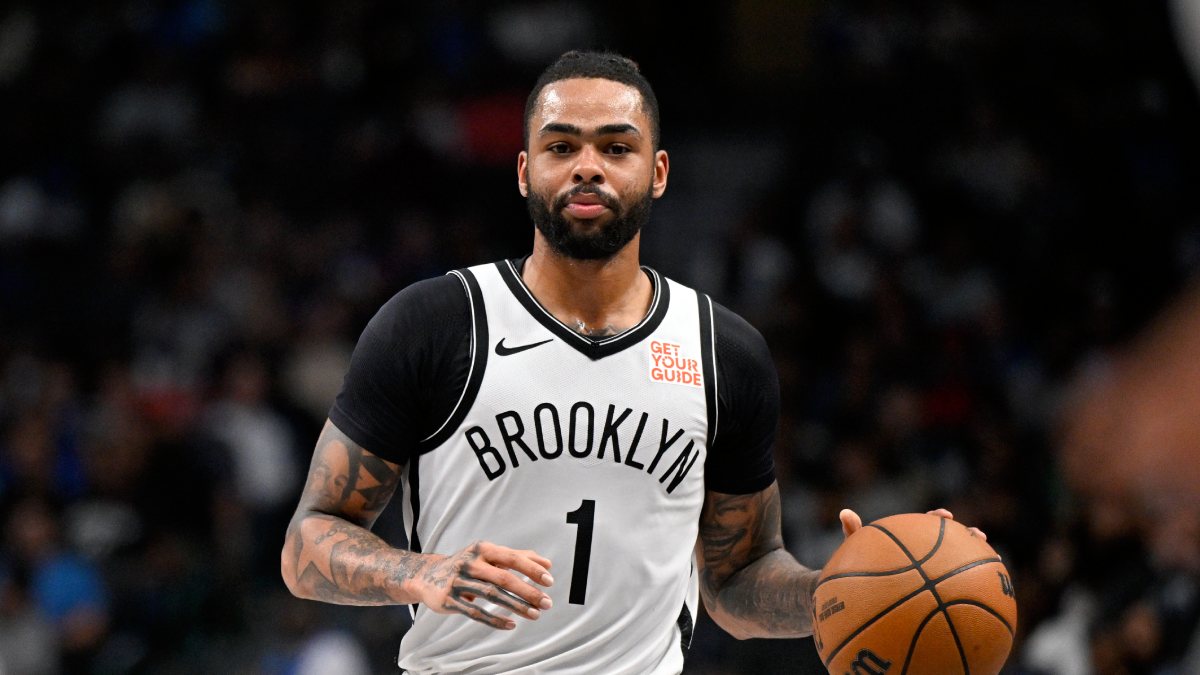 D'Angelo Russell maneja el balón con la camiseta de los Brooklyn Nets.