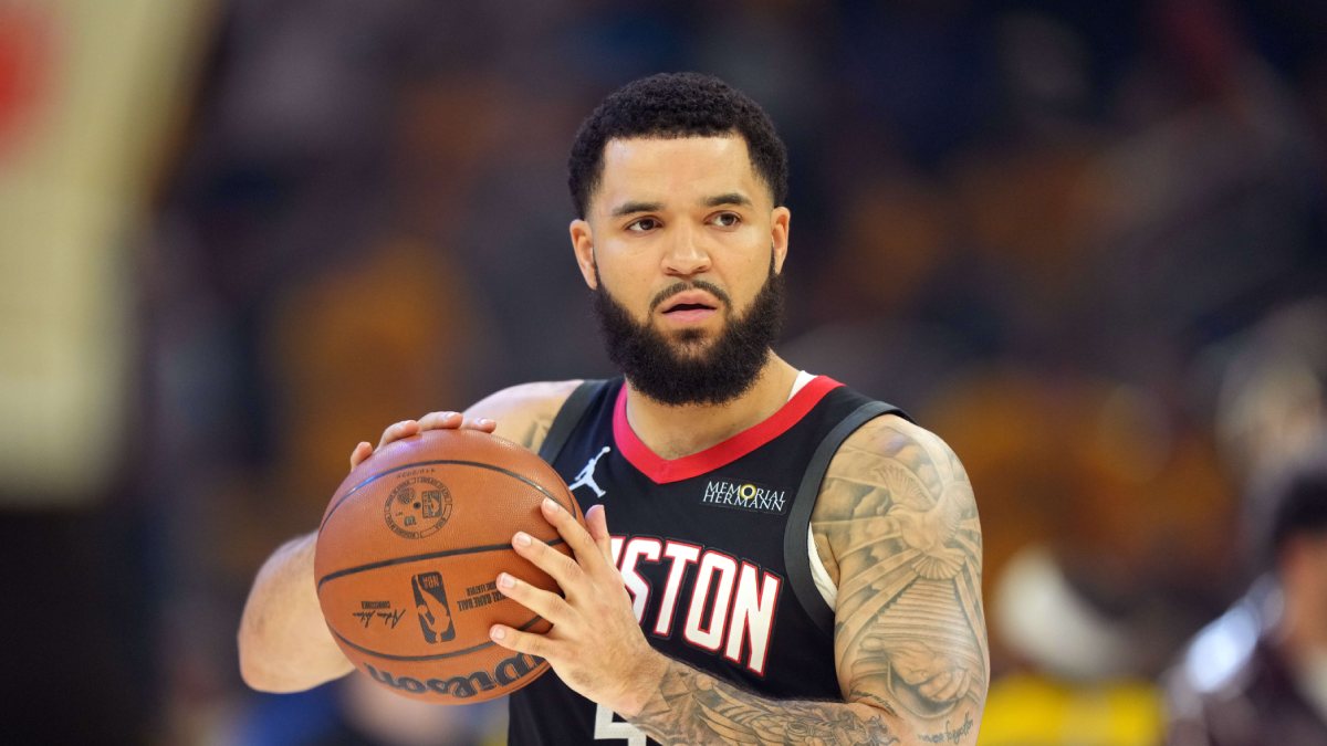Fred VanVleet sostiene el balón entre sus manos.