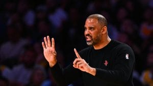 Ime Udoka da indicaciones desde la banda.