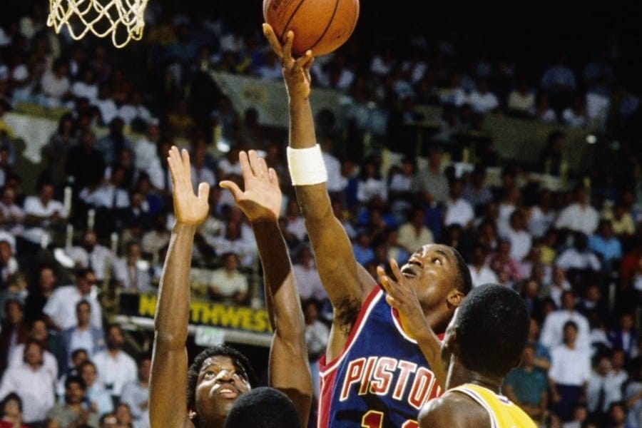 Isiah Thomas anota una bandeja durante las finales de 1988.