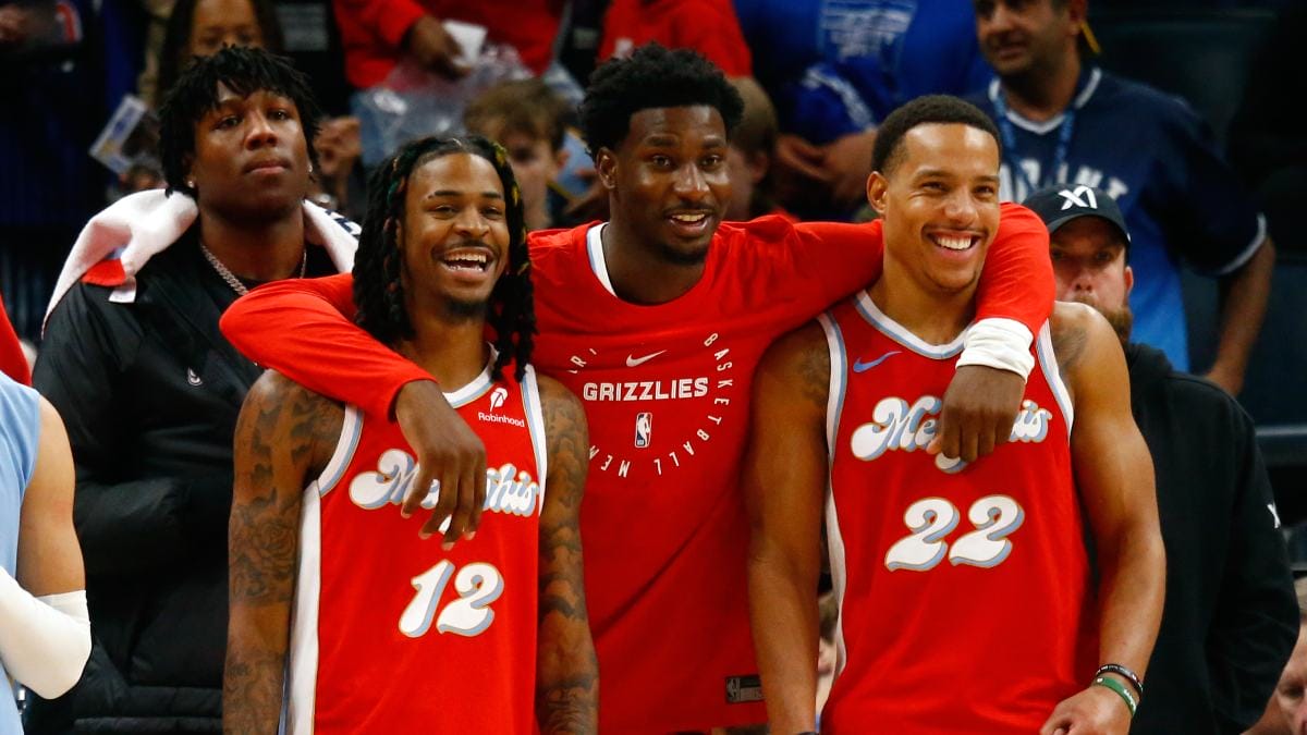 Ja Morant, Jaren jackson y Desmond Bane se abrazan en la banda.