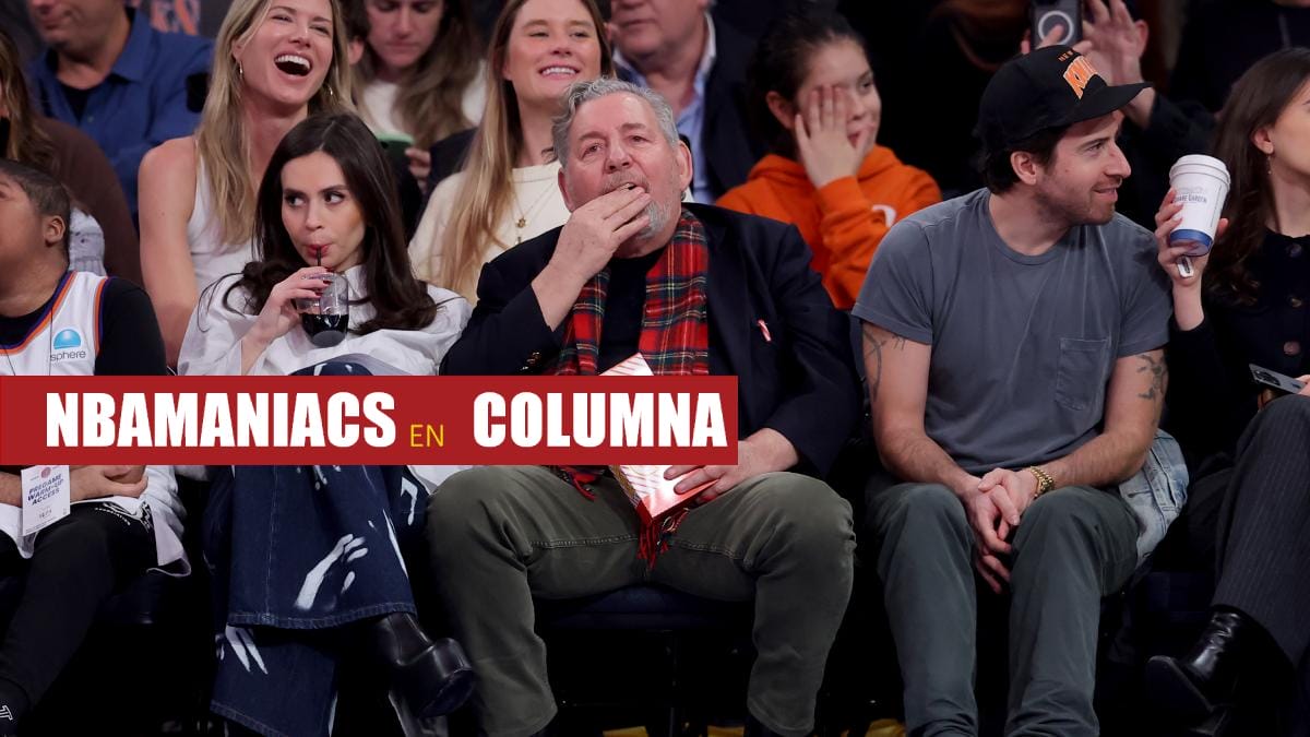 James Dolan, propietario de los New York Knicks, come palomitas en el Madison Square Garden.