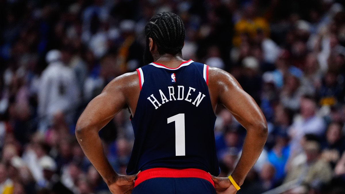 James Harden descansa con los brazos en jarra.