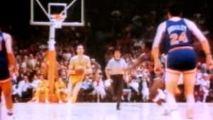 Jerry West levanta el tiro desde 18 metros.