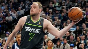 Joe Ingles dobla un pase.