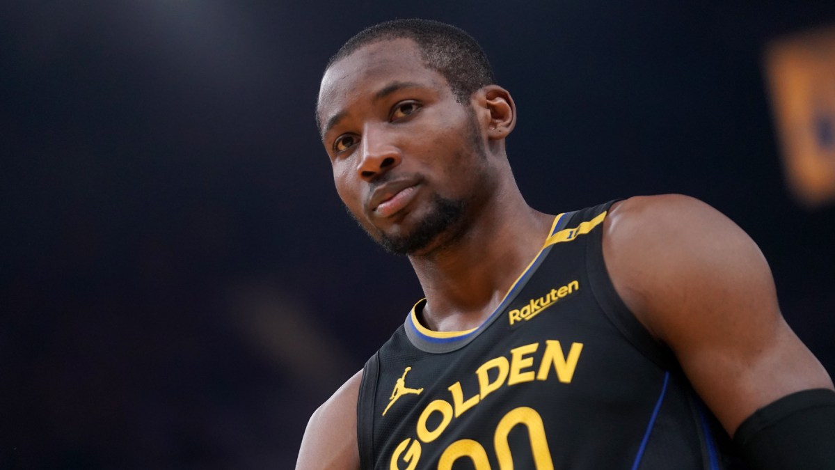 Jonathan Kuminga con el uniforme de los GoldenState Warriors.