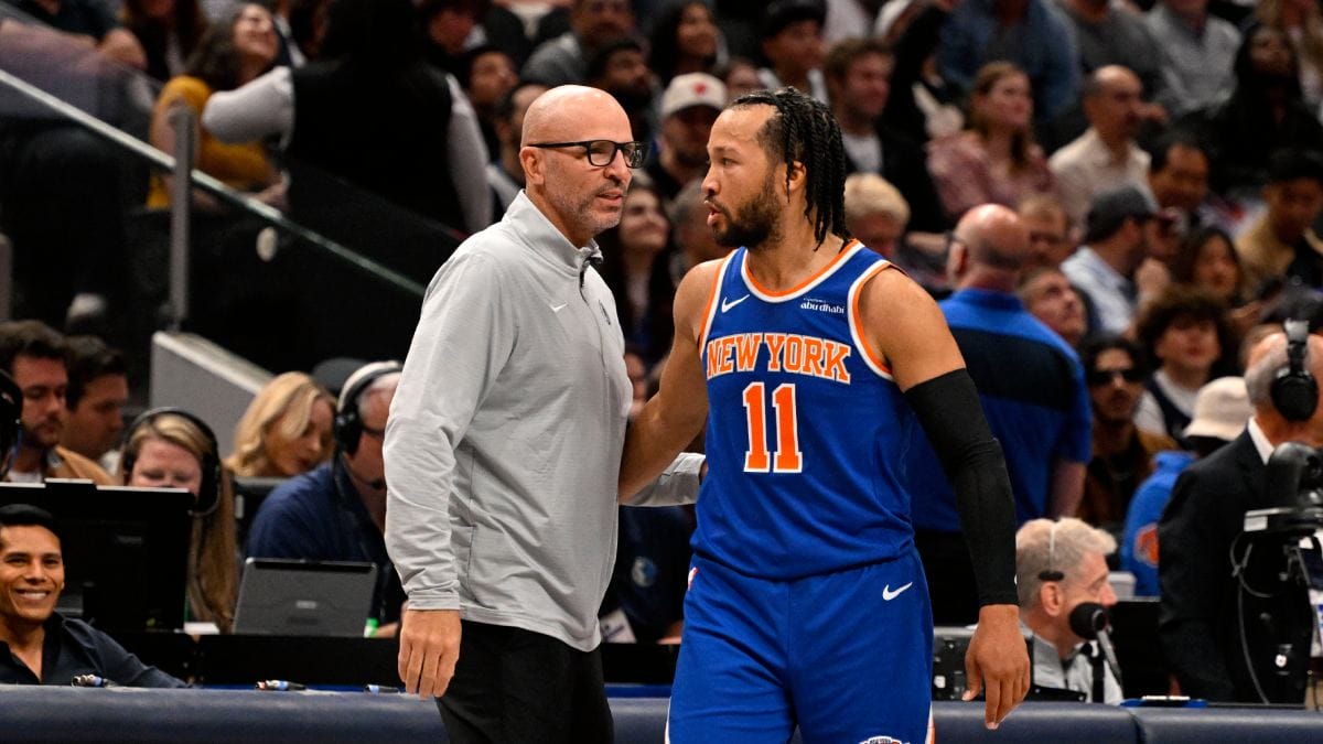 Jason Kidd y Jalen Brunson se saludan durante su último encuentro.