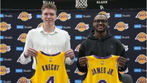 Dalton Knecht y Bronny James posan con la camiseta de los Lakers.